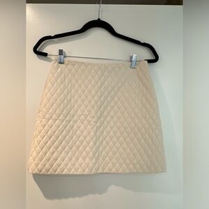 EUC aritzia Sunday best quilted skirt in white/cream size 4